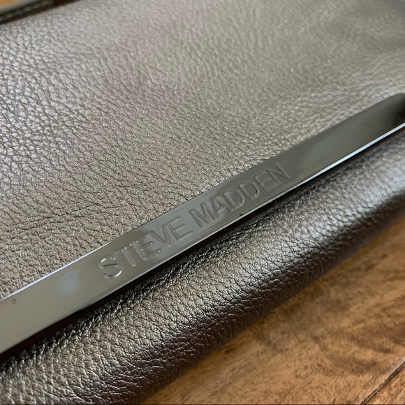 Steve Madden Metallic Silver Clutch with Metal Crossbody Strap (EUC) - Picture 2 of 9